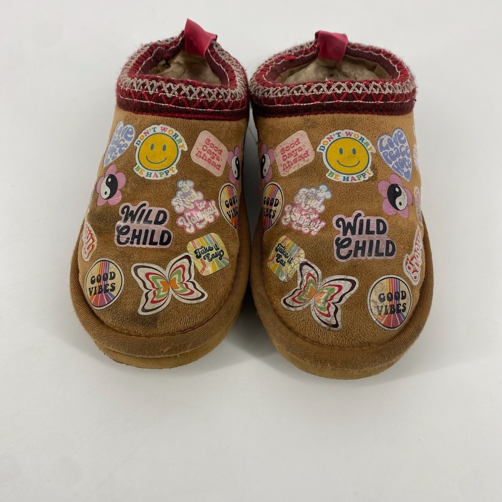 Pre-owned Steve Madden girls’ slippers in used, play condition.